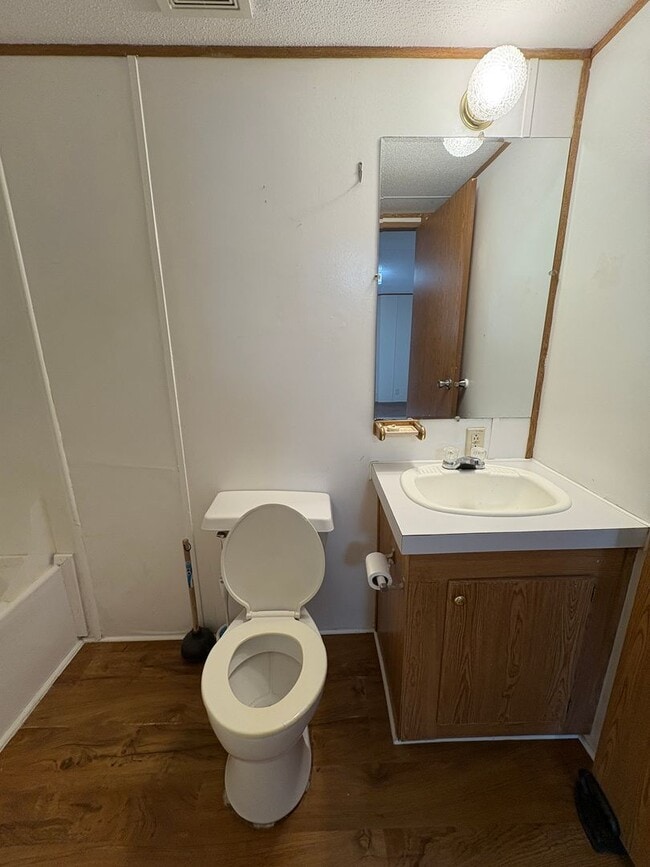 Building Photo - Spacious three bedroom, two bath singlewid...