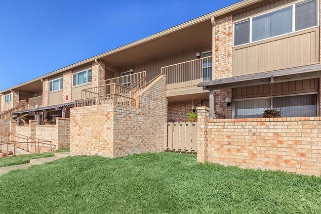 Building Photo - 2401 La Vista Ave