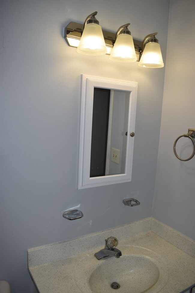 Building Photo - Home Available for Rent