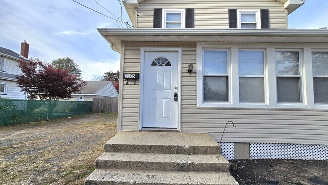 Building Photo - 2105 Hunter St