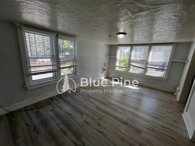 Building Photo - 252 N Shilling Ave