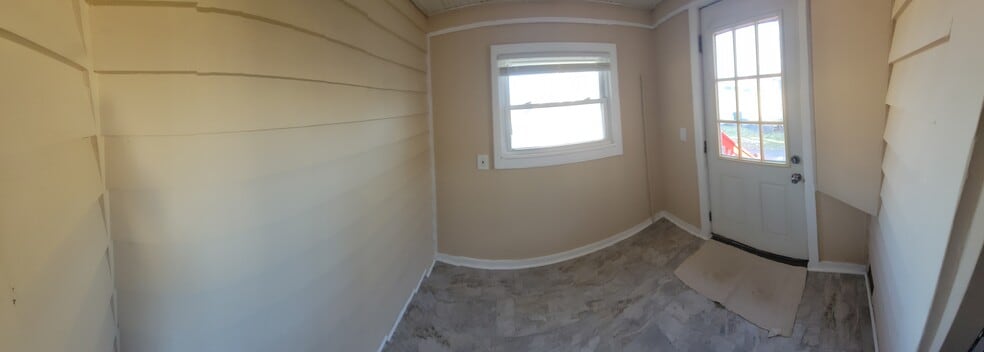 Building Photo - 402 Hartwell Ave