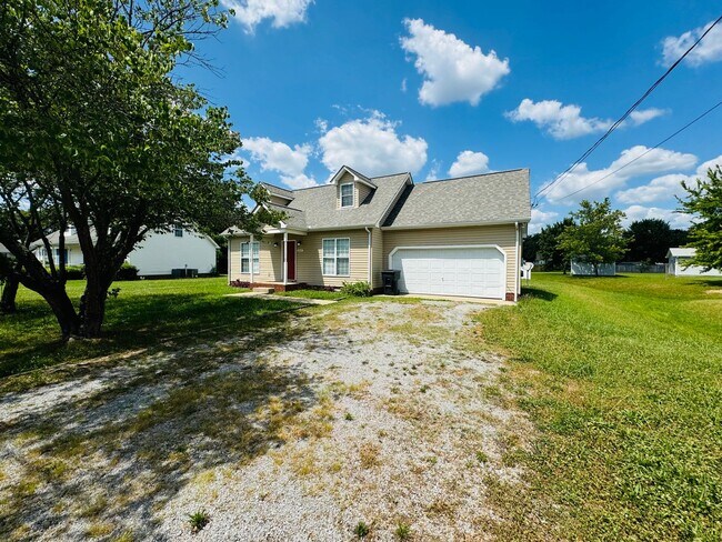 Building Photo - For Lease - 3 Bed, 2 Bath, 1400sqft Home i...