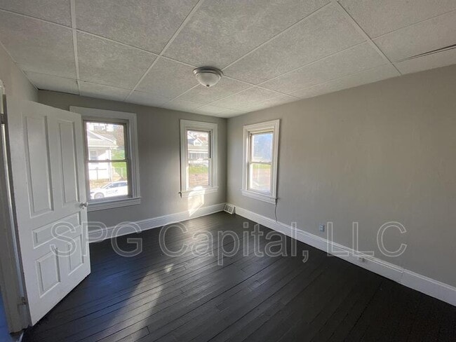 Building Photo - 1340 W College Ave