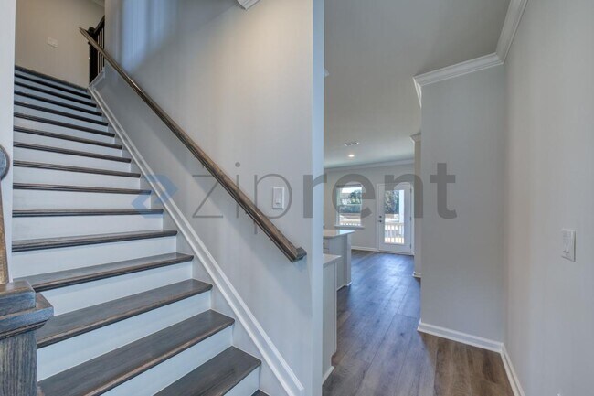 Building Photo - 1467 Hasse Ave