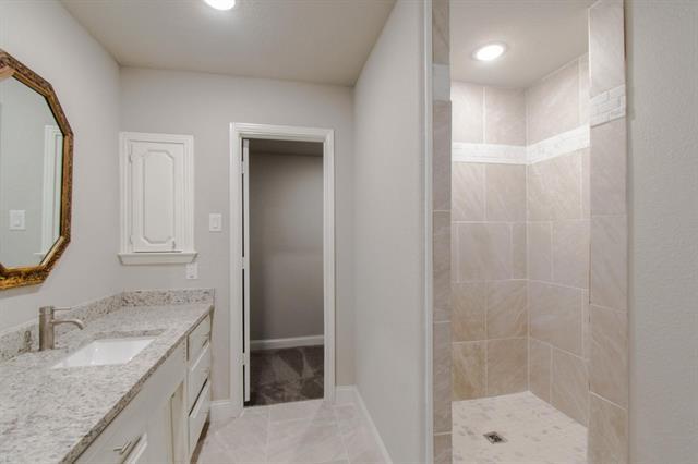 Building Photo - 16024 Plum Ln