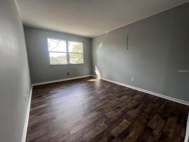 Building Photo - 2072 Los Lomas Dr