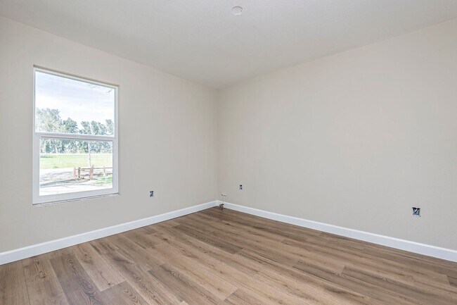 Building Photo - 25265 Carlsbad Ave
