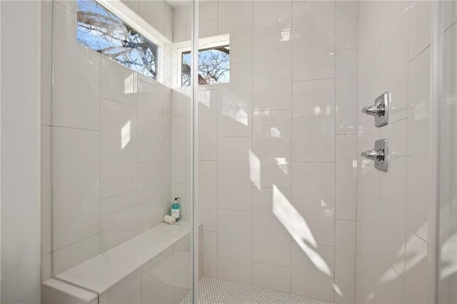 Building Photo - 2413 E 9th St