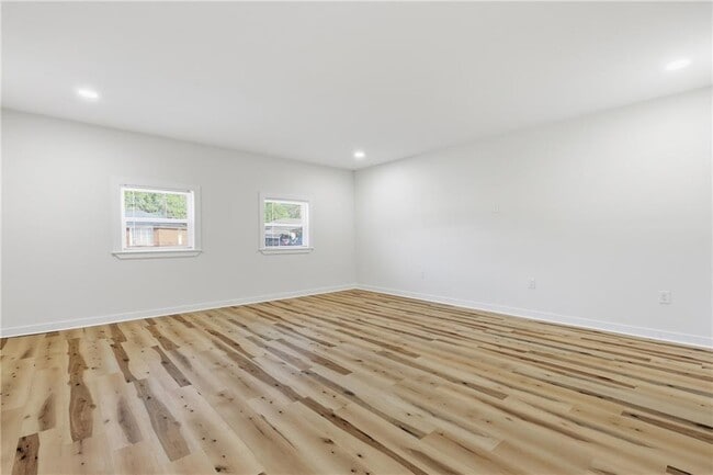 Building Photo - 19 Robin Hood Dr