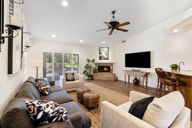 Building Photo - 47210 Heliotrope Dr