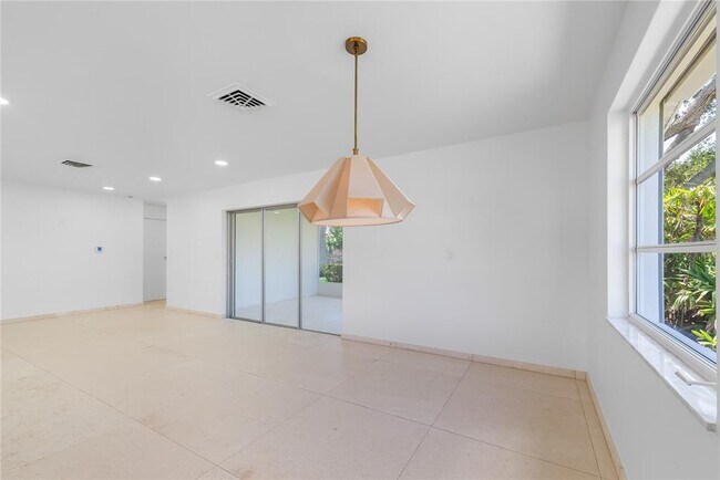 Building Photo - 114 8th St