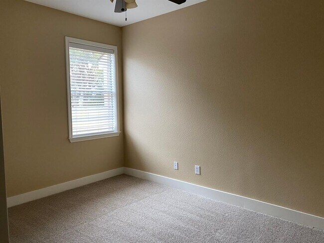 Building Photo - 302 Las Colinas Dr