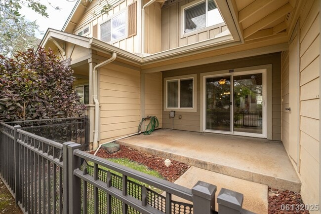 Building Photo - Available for move in on 7/8/25.   2 bedro...