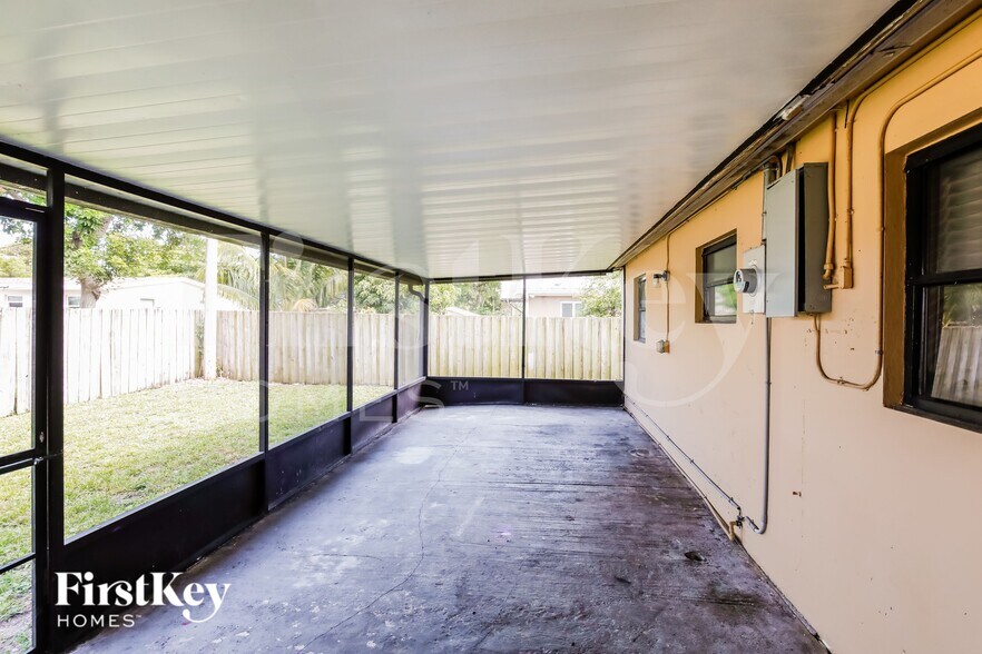 Building Photo - 5700 NE 7th Ave