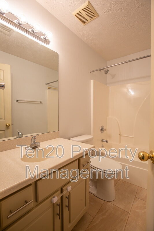 Building Photo - 6040 N Pointe Dr