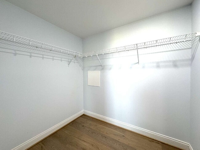 Building Photo - "Chic Urban Retreat: Stylish 1-Bed Condo with Hardwood Elegance in the Heart of Alexandria!"