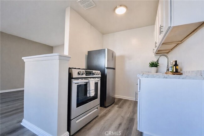 Building Photo - 1811 W Sallie Ln