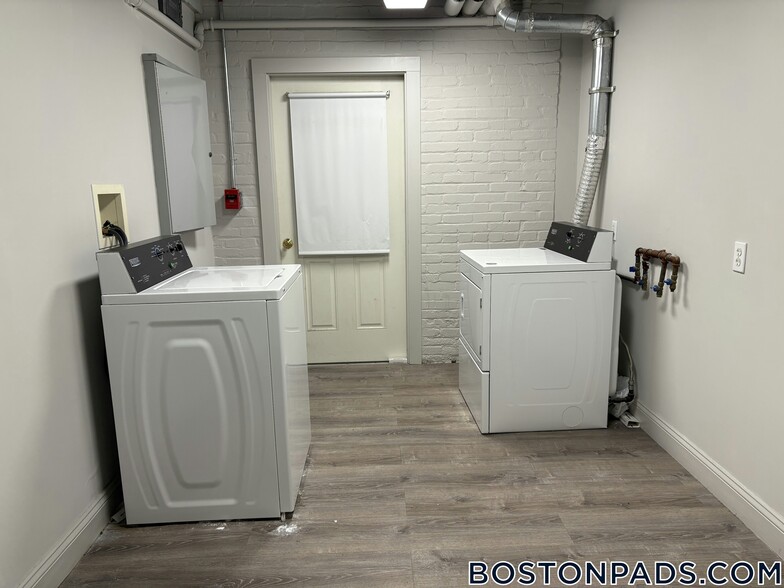 Building Photo - 77 Park Dr