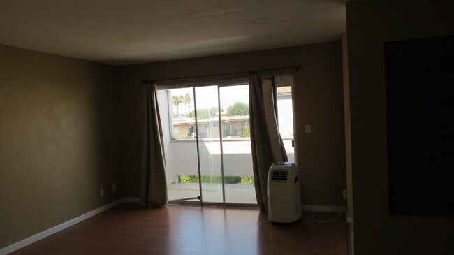 Sliding door with balcony - 3242 Ashford St