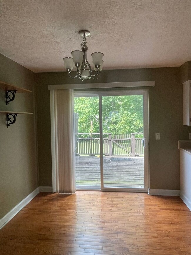 Building Photo - Three Bedroom Townhome