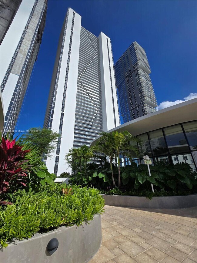 Primary Photo - 700 NE 24th St