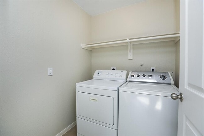 Building Photo - 8231 Gran Villa Dr
