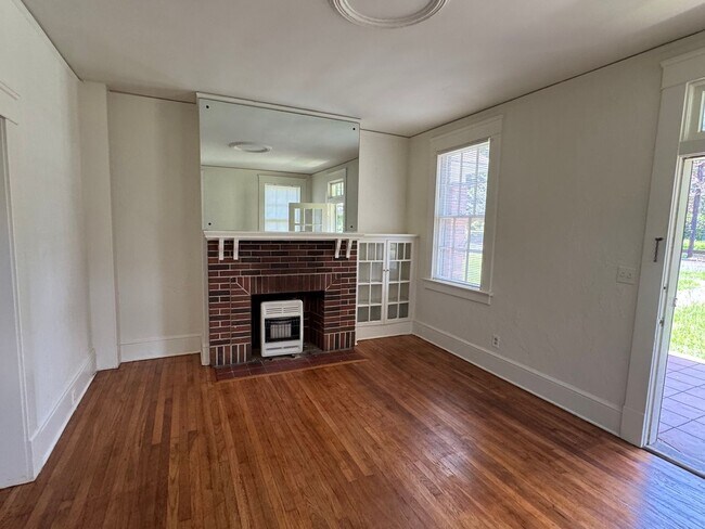 Building Photo - 2121 Winona Ave