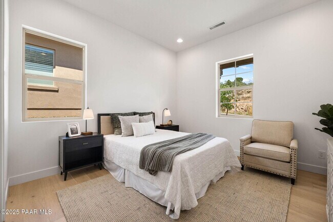 Building Photo - 1109 S Lakeview Dr