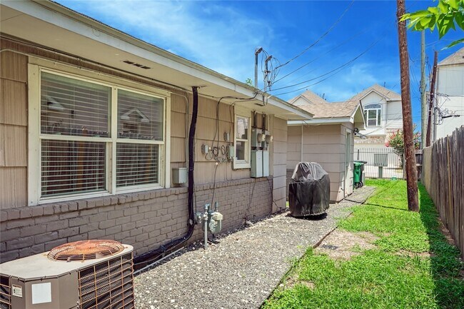 Building Photo - 4405 Marina St
