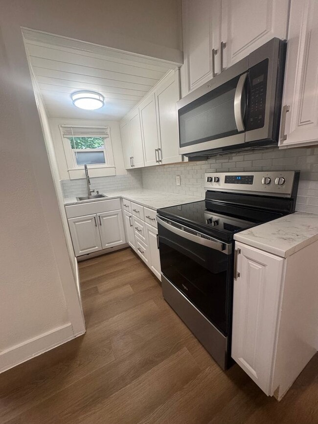 Building Photo - CHARMING 2 BED 1 BATH HOUSE WITH NEW FLOOR...