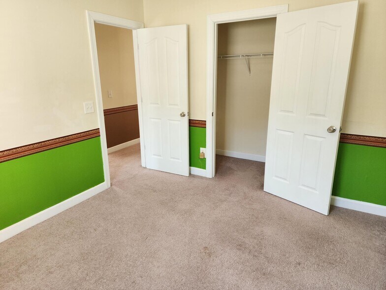 Building Photo - 176 Whispering Oaks Dr