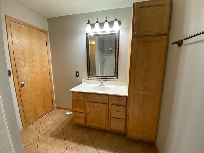 Building Photo - 3 Bedroom Twinhome near the New Sandford Hospital!!
