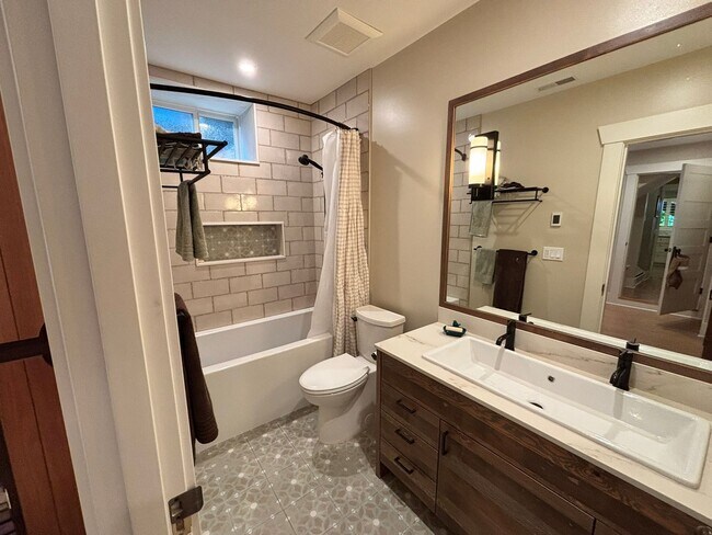 Building Photo - 4Bd/2.75Ba Seattle Home