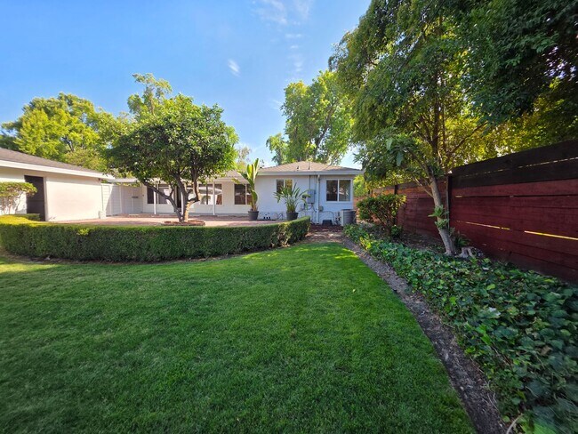 Building Photo - Home located in the heart of the college n...