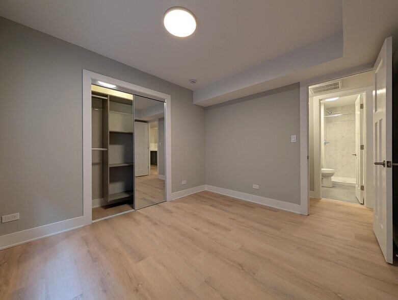 Building Photo - 1214 N La Salle Dr