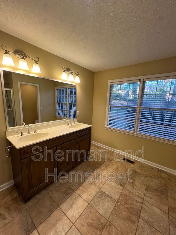 Building Photo - 1113 Highview Ave