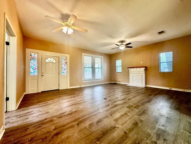 Building Photo - Centrally Located 3/2