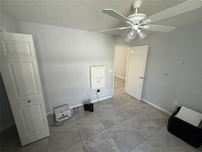 Building Photo - 2671 Sanderling St