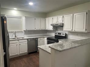 Building Photo - 5412 Village Green Dr