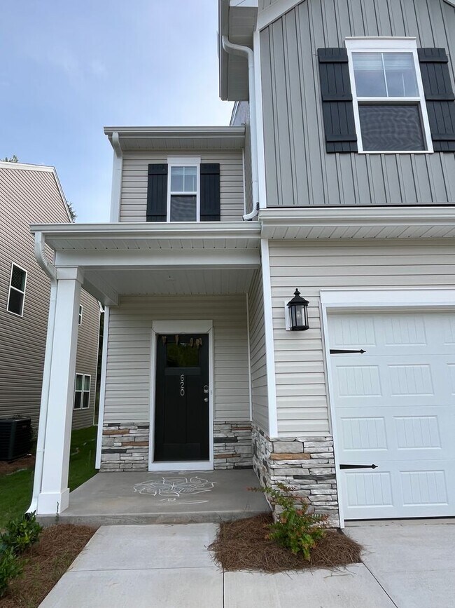 Building Photo - Very Spacious Townhome Available For Move In March 2026