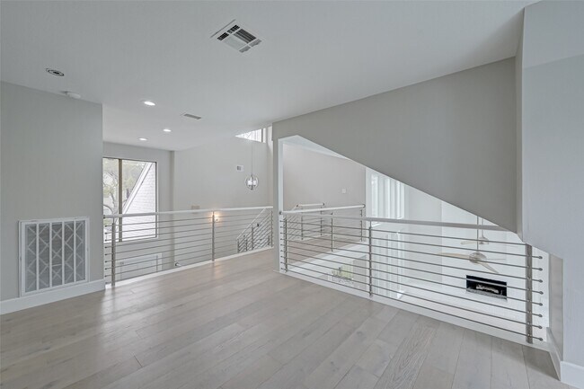 Building Photo - 915 Daria Dr