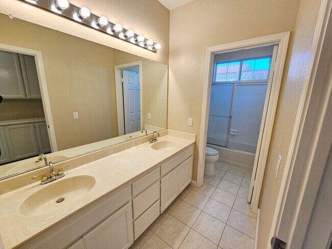 Building Photo - Charming 4 Bed 3 Bath Townhome near Santana Row Available Now!!