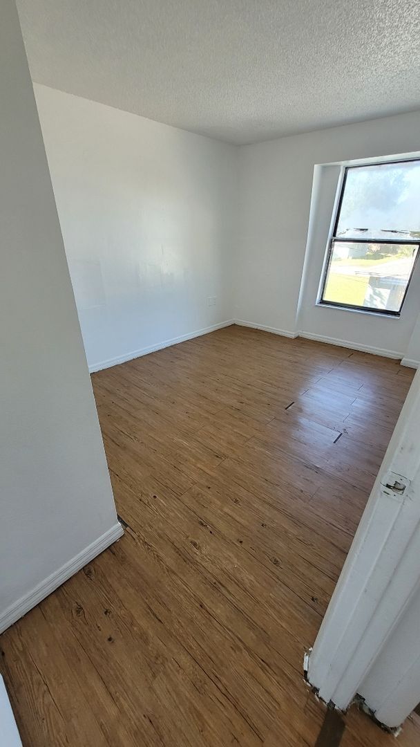 Building Photo - 3 Bedroom, 1.5 Bath - Two-Story Home/Duplex