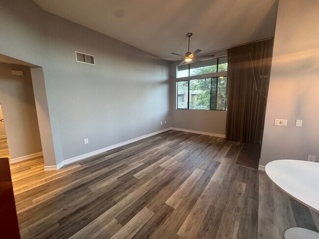Building Photo - 810 E Palm Canyon Dr