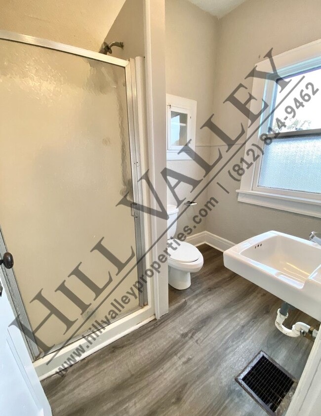 Building Photo - Two Bedroom Bungalow - East Side Location