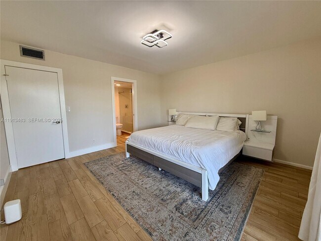 Building Photo - 4301 Martinique Cir