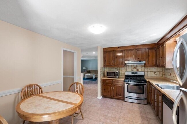 Building Photo - 58 Brandon St