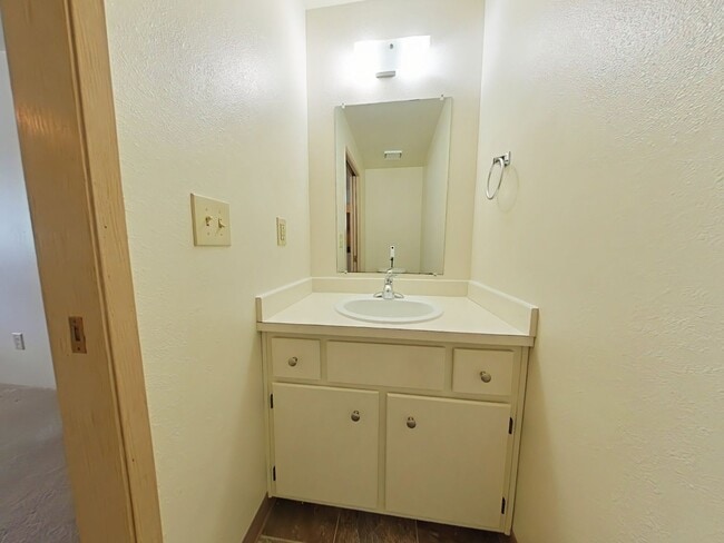 Building Photo - 2 Bedroom Apartment  ~ South Corvallis