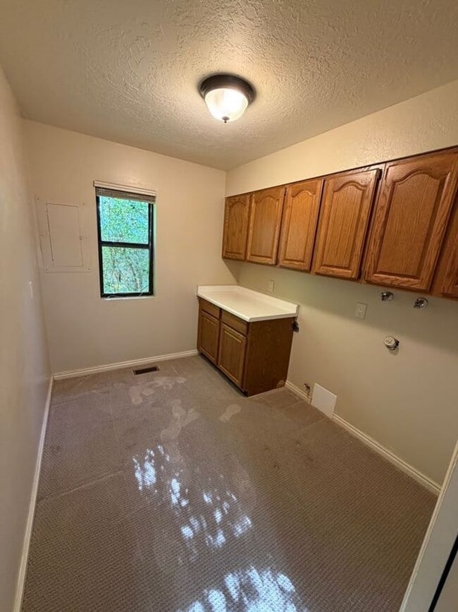 Building Photo - Beautiful Bountiful Home Near Temple & Mueller Park – Prime Location